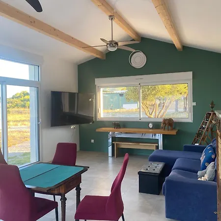Avec Piscine Au Milieu Des Champs Villa