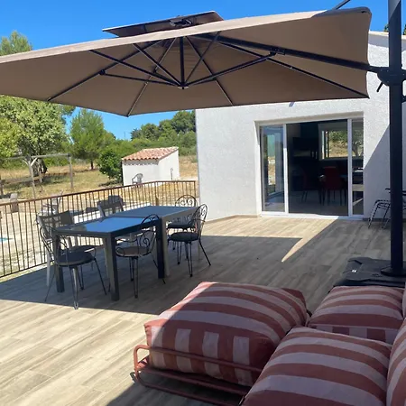 Avec Piscine Au Milieu Des Champs *