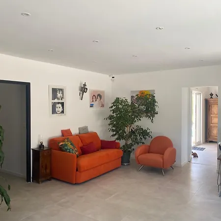 Villa Avec Piscine Au Milieu Des Champs
