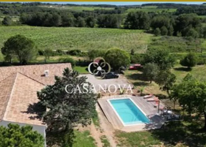 Villa Avec Piscine Au Milieu Des Champs *
