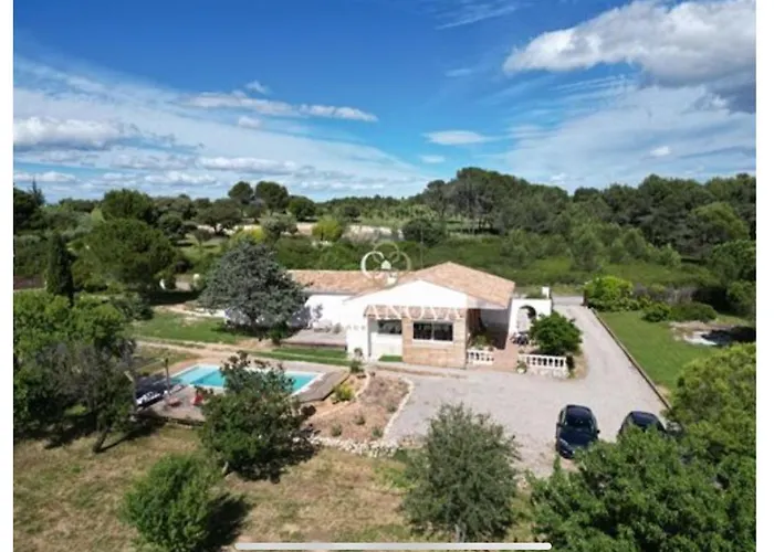 Avec Piscine Au Milieu Des Champs Villa *