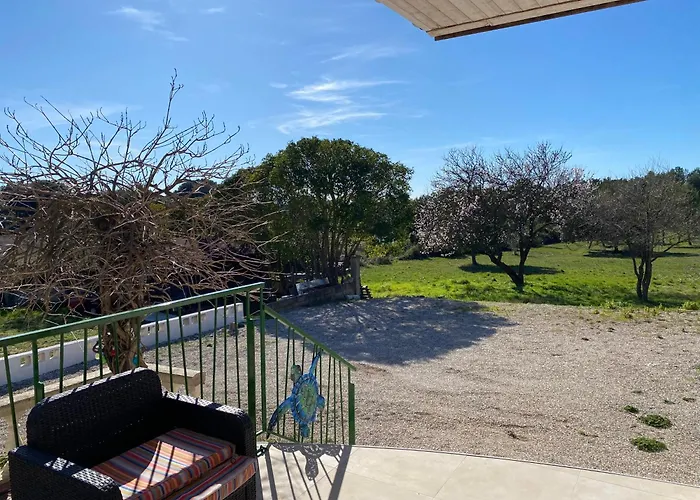 Villa Avec Piscine Au Milieu Des Champs